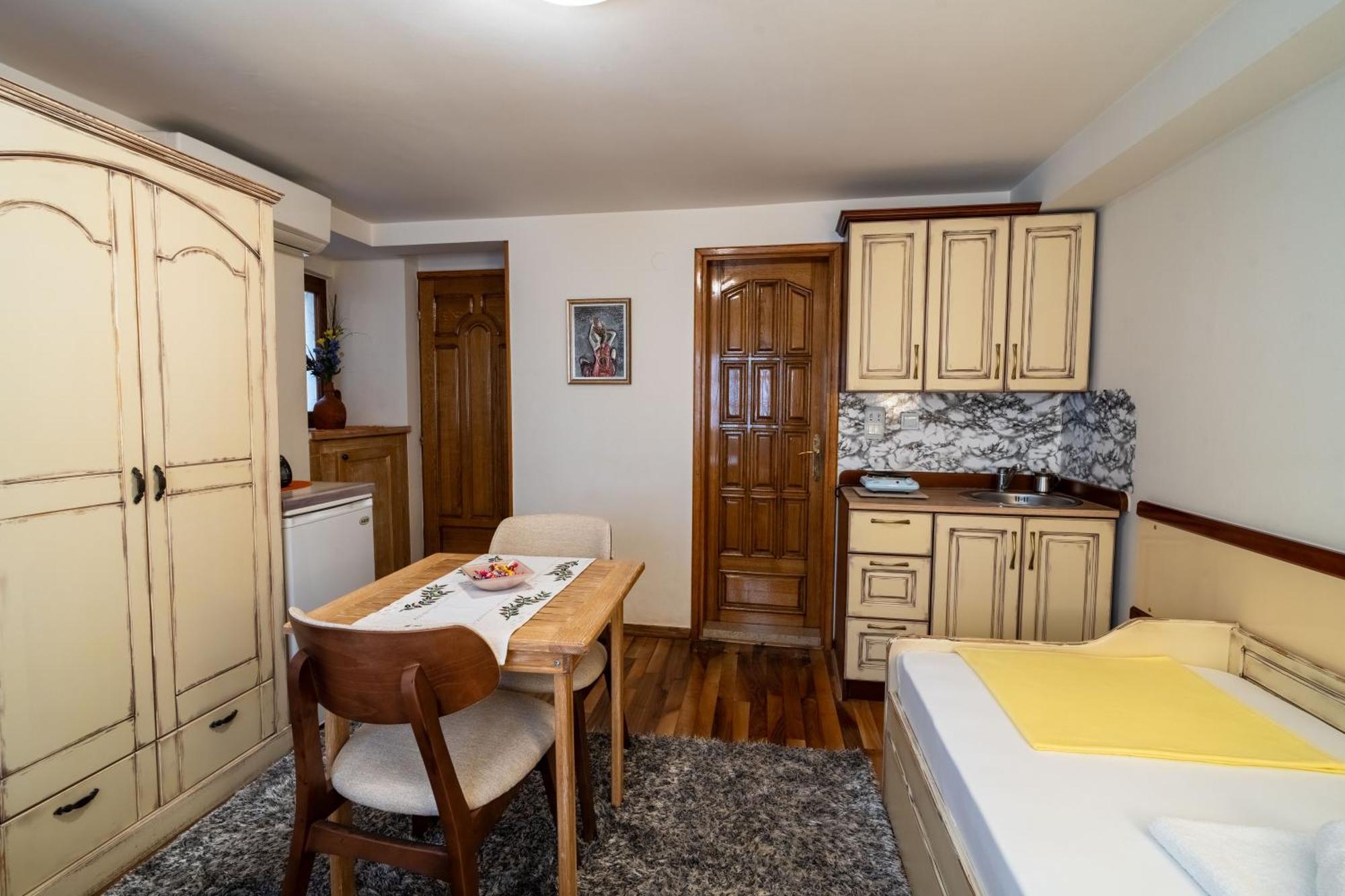 Studios Belvi Kotor Extérieur photo